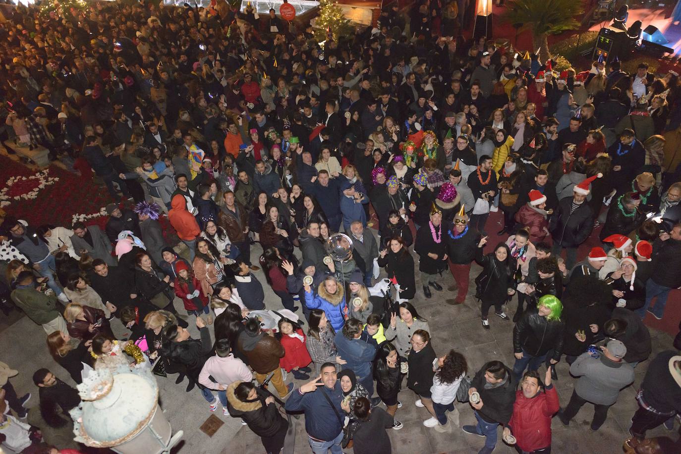 Las doce campanadas sonaron en la Glorieta de España para recibir con una fiesta al 2020.