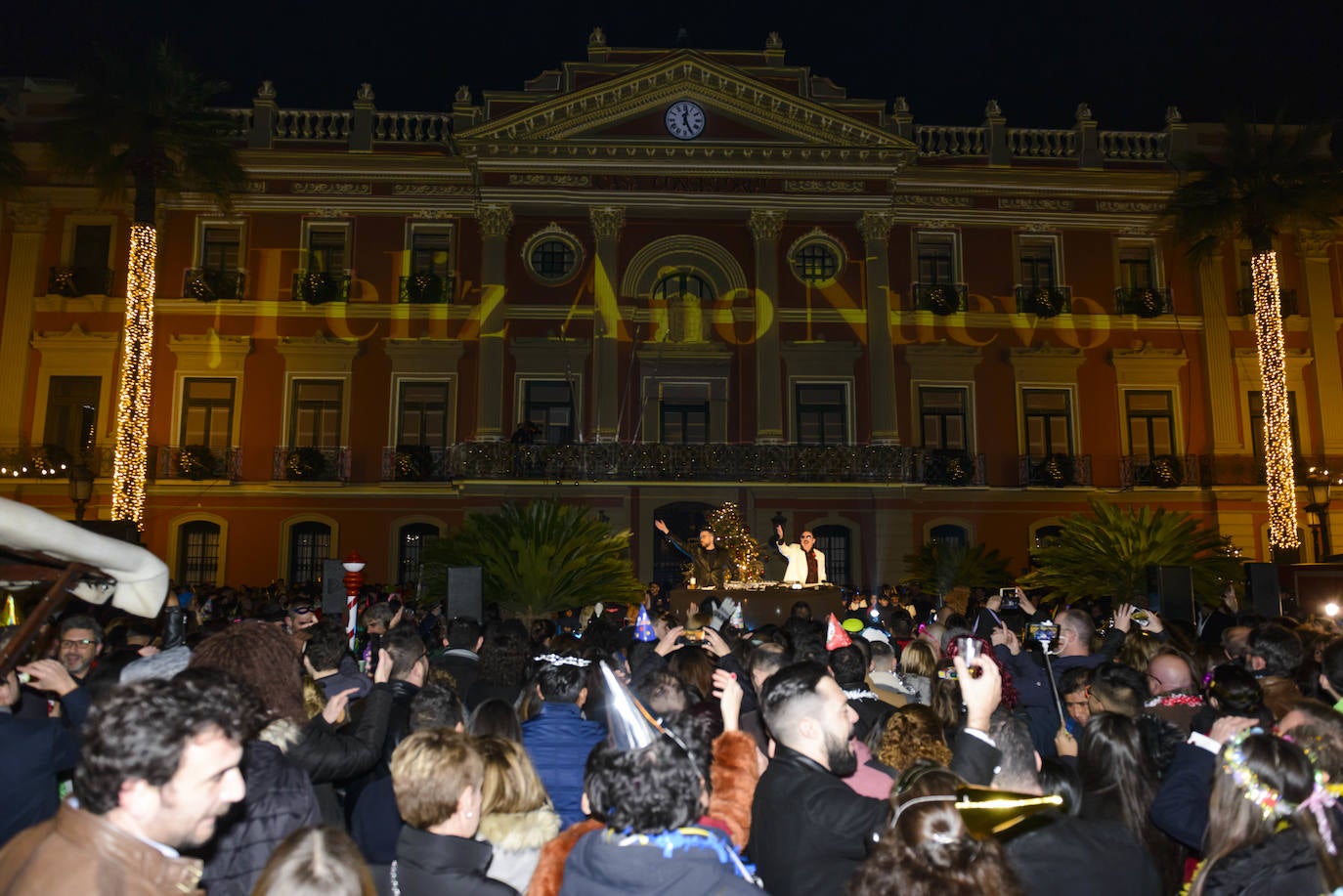 Las doce campanadas sonaron en la Glorieta de España para recibir con una fiesta al 2020.