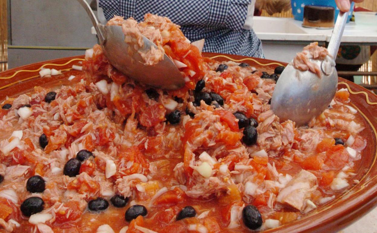 Imagen de archivo de la elaboración de una ensalada murciana.