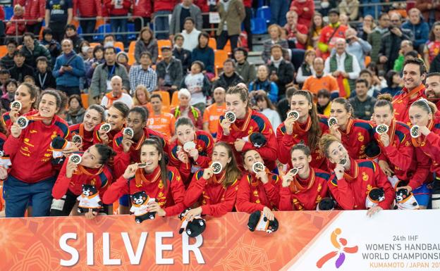 Las jugadoras de la selección española de balonmano, celebrando la plata lograda en el Mundial de Japón. 