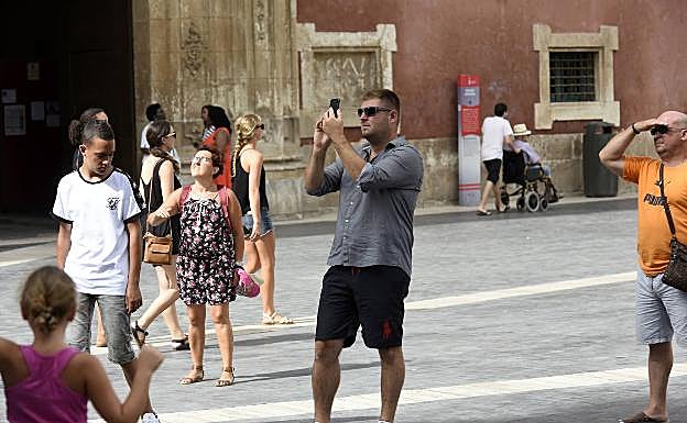 Turistas en la plaza Belluga de Murcia en una imagen de archivo 