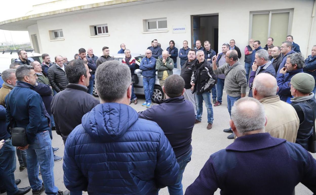 Trabajadores municipales de brigadas de mantenimiento de Cartagena reunidos este jueves.