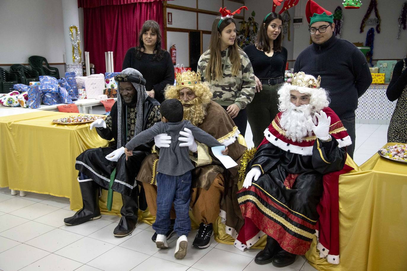Multitudinario reparto de raciones en la plaza del Ayuntamiento y tarde de ilusión en el Ensanche y Los Mateos con sus majestades