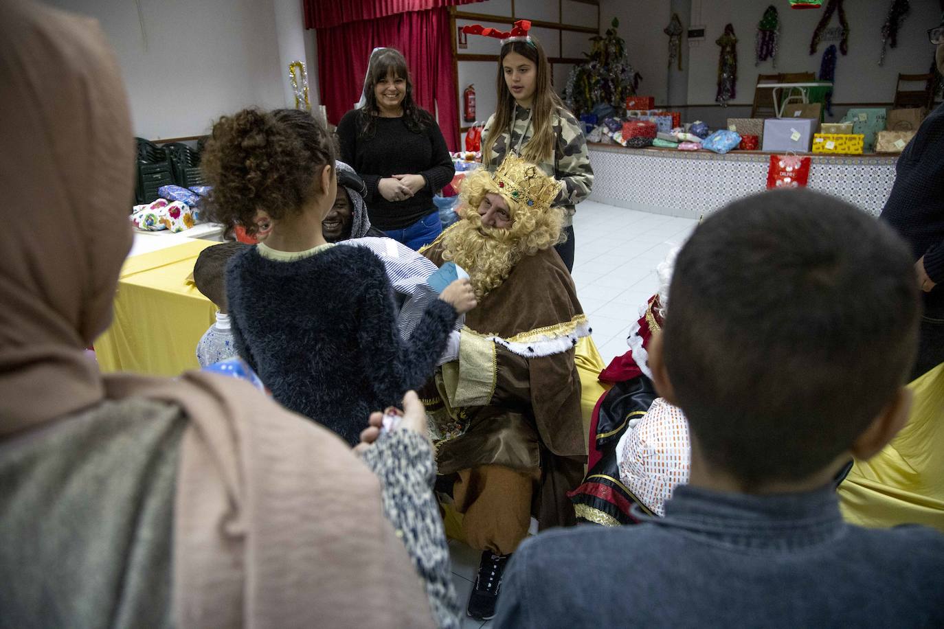 Multitudinario reparto de raciones en la plaza del Ayuntamiento y tarde de ilusión en el Ensanche y Los Mateos con sus majestades
