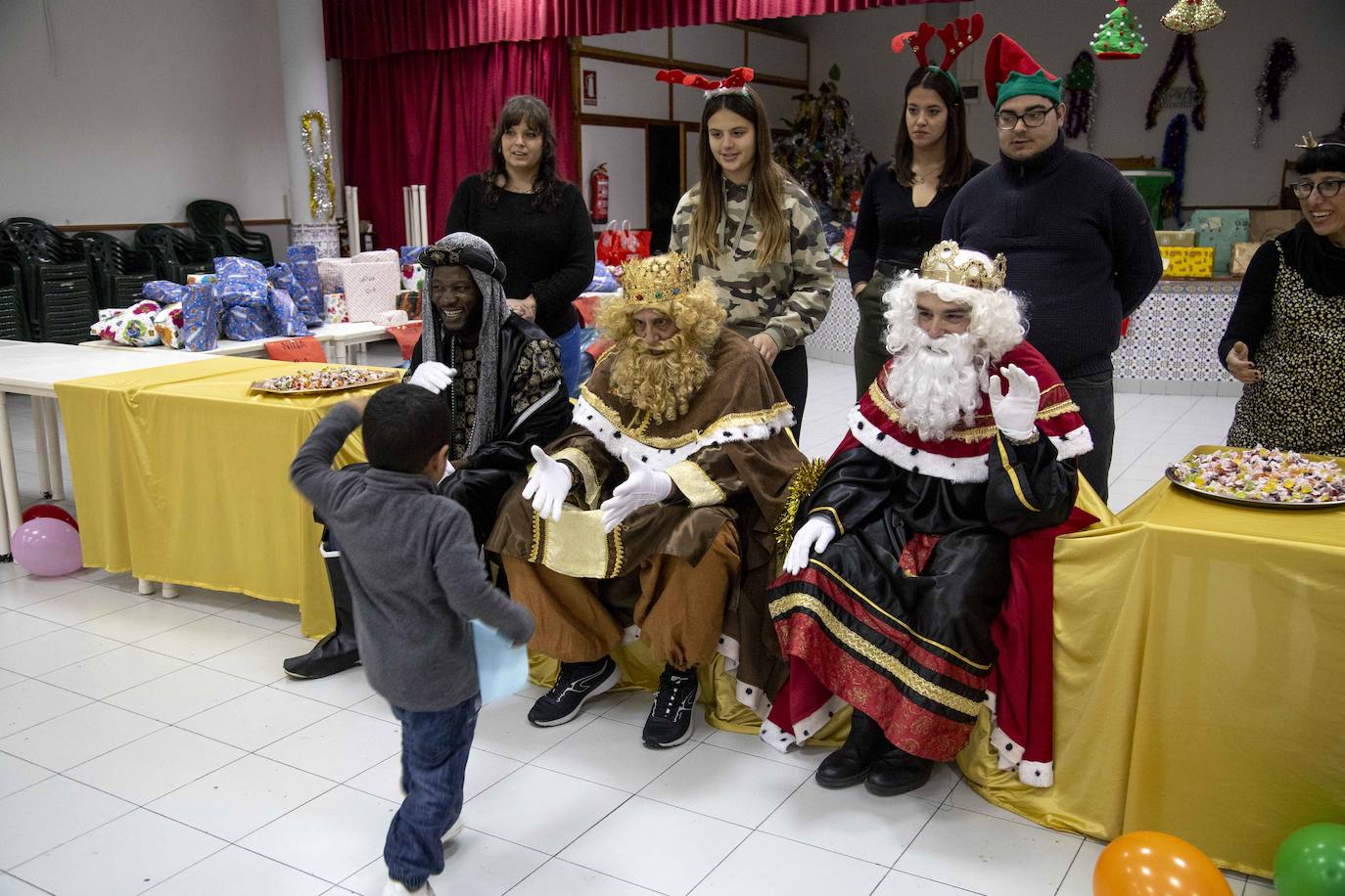 Multitudinario reparto de raciones en la plaza del Ayuntamiento y tarde de ilusión en el Ensanche y Los Mateos con sus majestades