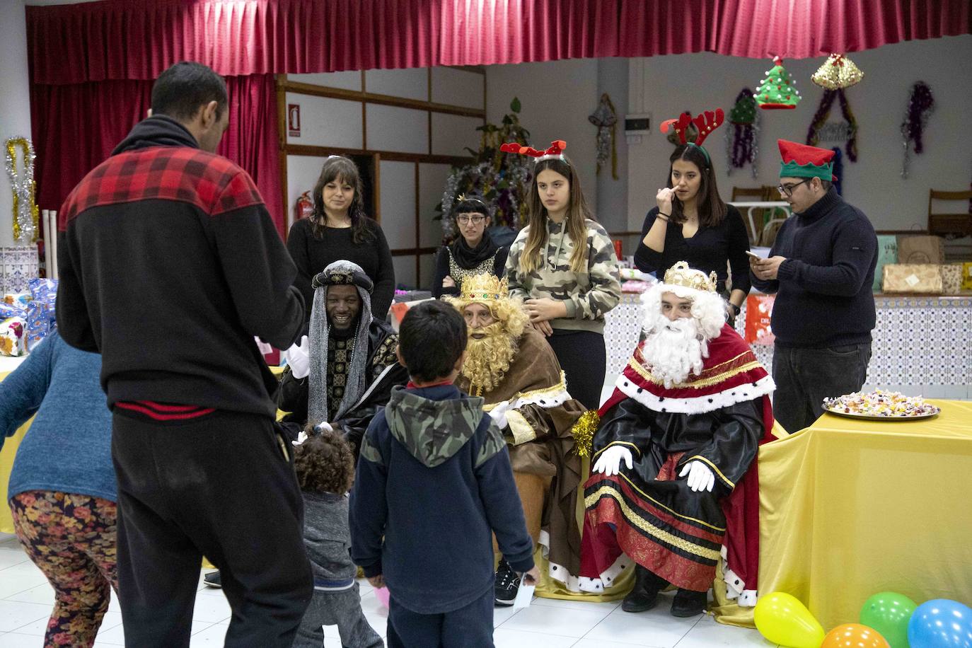 Multitudinario reparto de raciones en la plaza del Ayuntamiento y tarde de ilusión en el Ensanche y Los Mateos con sus majestades