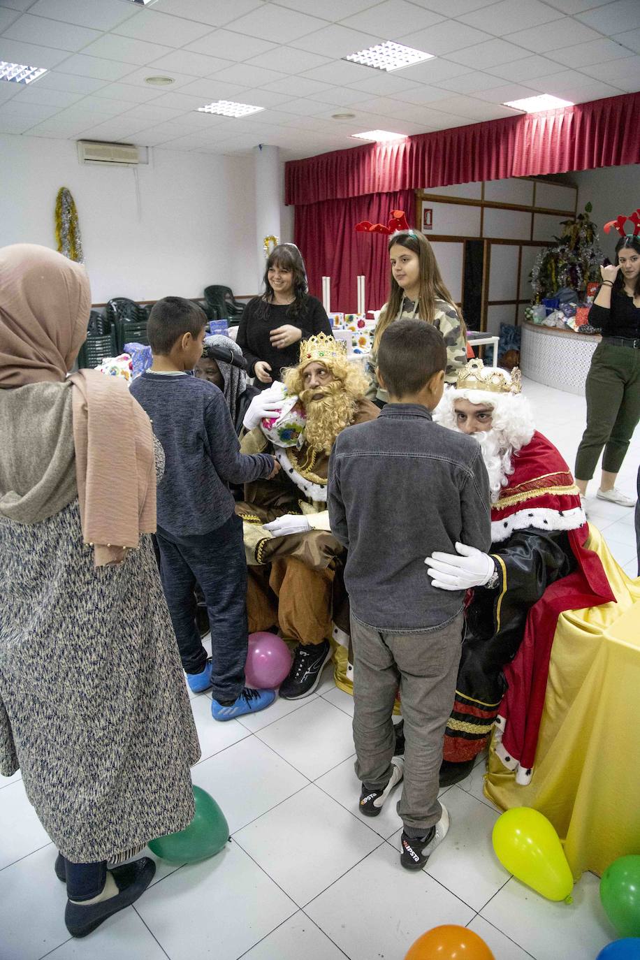 Multitudinario reparto de raciones en la plaza del Ayuntamiento y tarde de ilusión en el Ensanche y Los Mateos con sus majestades