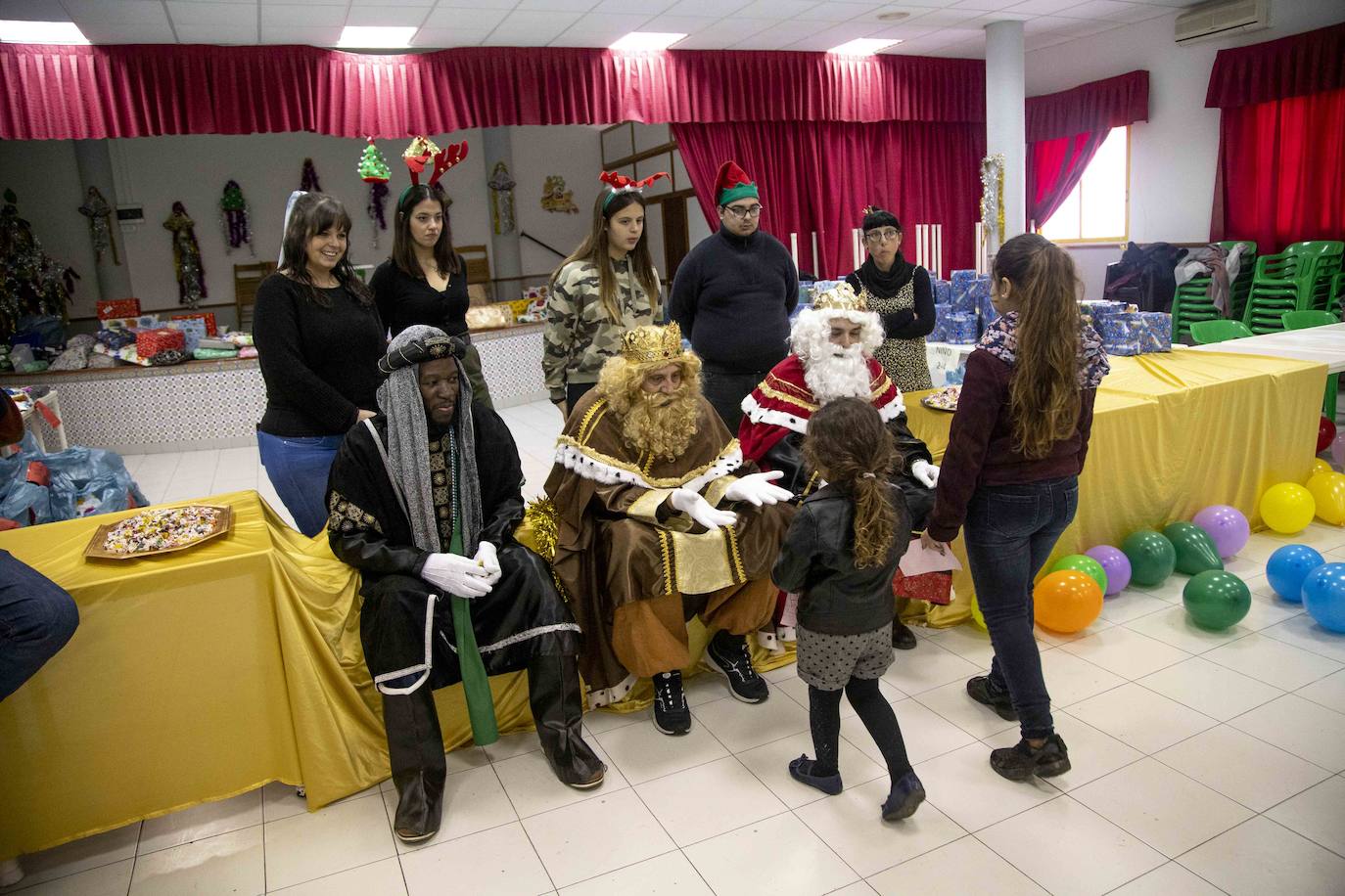 Multitudinario reparto de raciones en la plaza del Ayuntamiento y tarde de ilusión en el Ensanche y Los Mateos con sus majestades