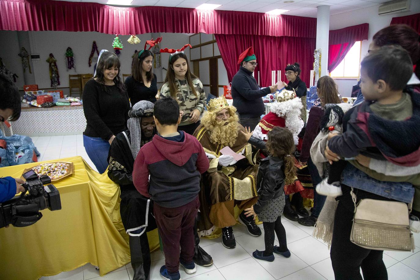 Multitudinario reparto de raciones en la plaza del Ayuntamiento y tarde de ilusión en el Ensanche y Los Mateos con sus majestades