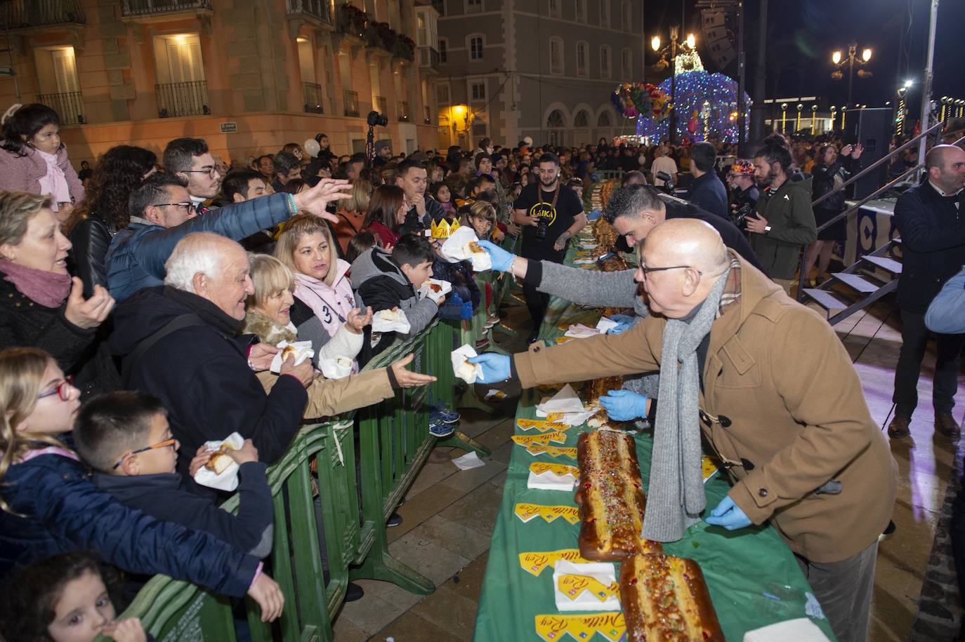 Multitudinario reparto de raciones en la plaza del Ayuntamiento y tarde de ilusión en el Ensanche y Los Mateos con sus majestades