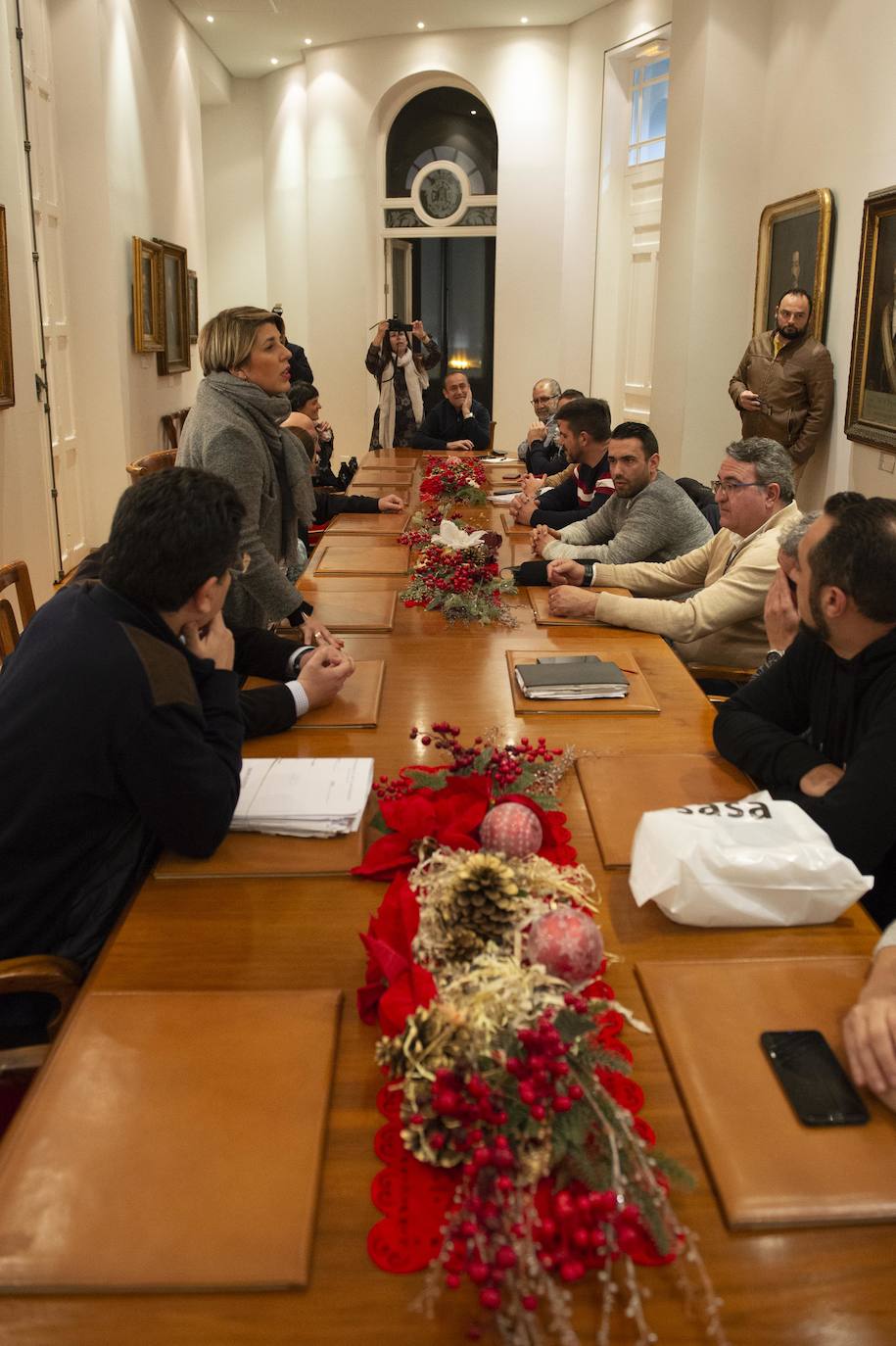 Multitudinario reparto de raciones en la plaza del Ayuntamiento y tarde de ilusión en el Ensanche y Los Mateos con sus majestades