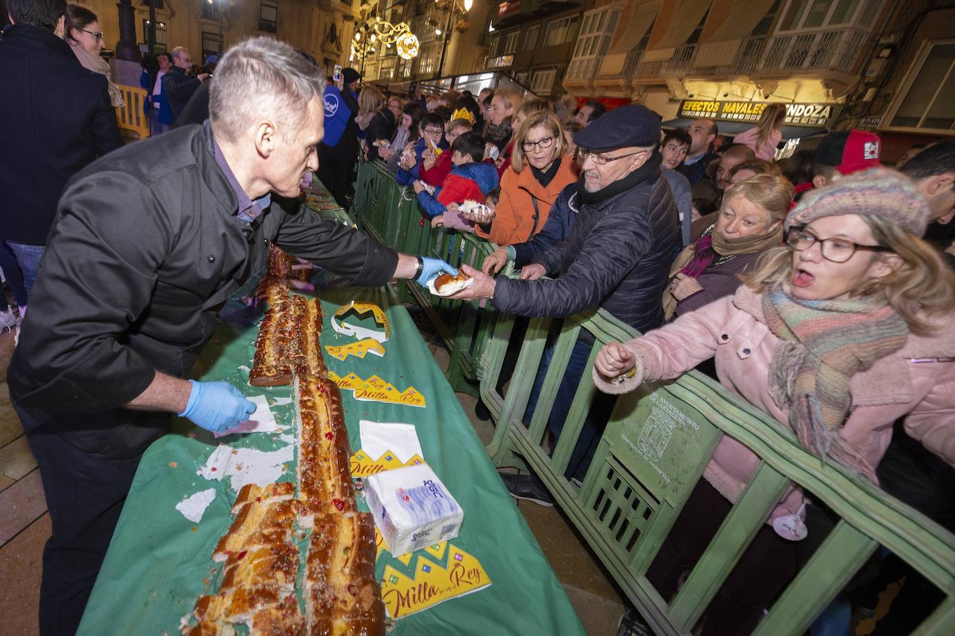 Multitudinario reparto de raciones en la plaza del Ayuntamiento y tarde de ilusión en el Ensanche y Los Mateos con sus majestades