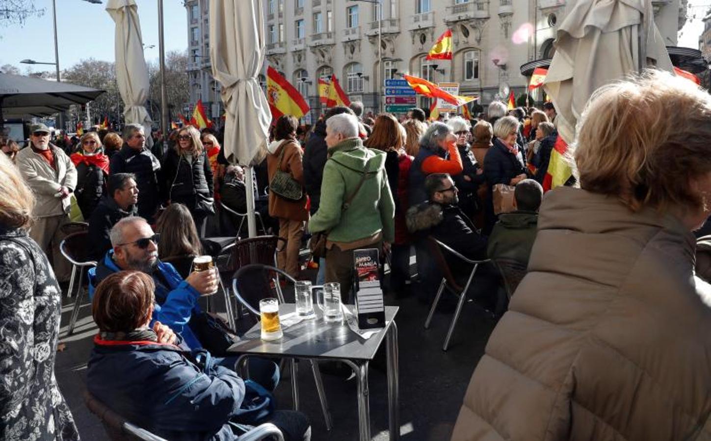 Varias personas toman el aperitivo en medio de la manifestación por la unidad de España