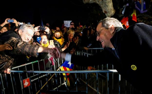 Quim Torrra saluda a los manifestantes a las puertas del Parlamento catalán.