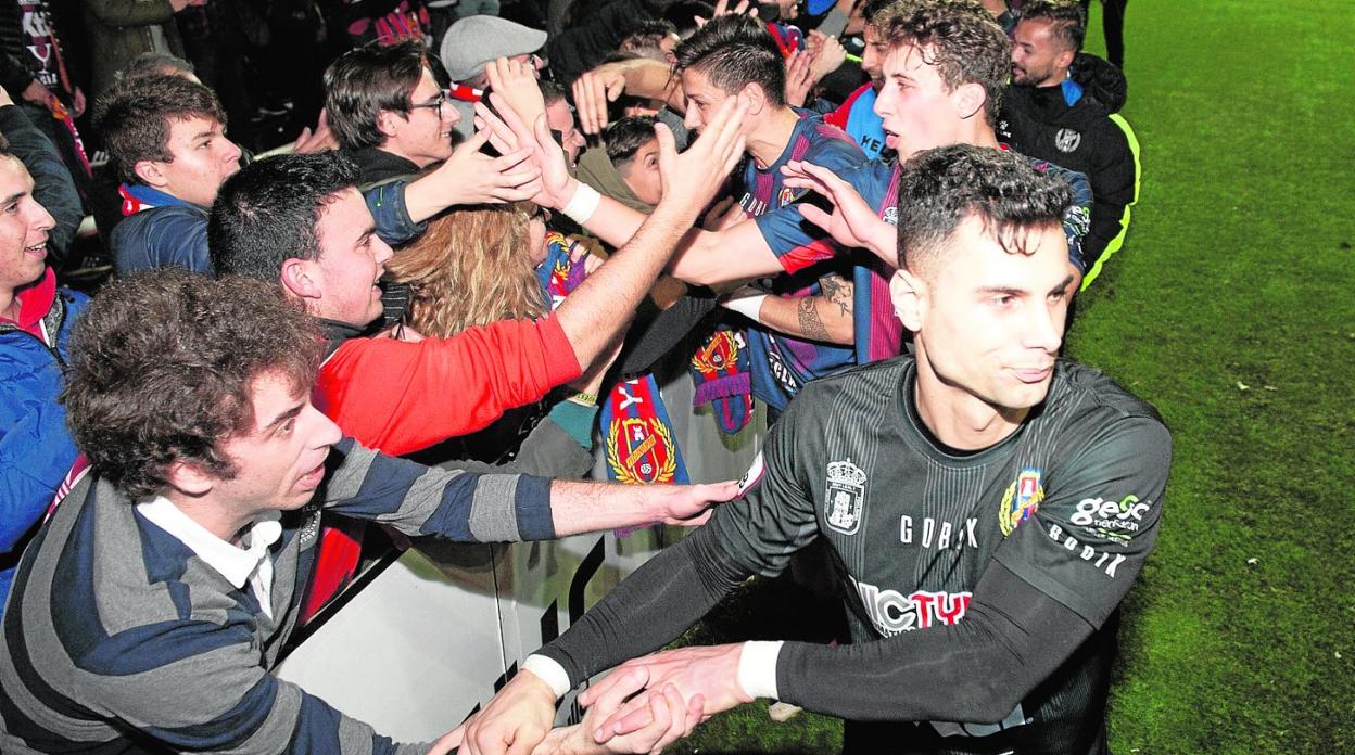 El portero Serna saluda a aficionados del Yeclano que fueron al Cartagonova antes del parón navideño. 