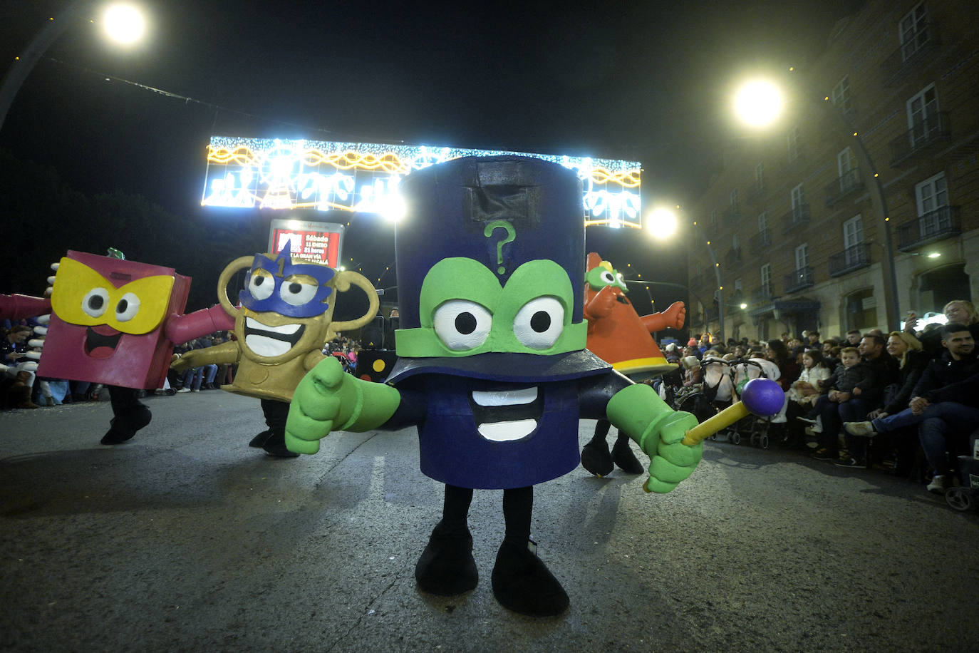 La cabalgata llena la ciudad de luz y sonido en un desfile con el cine como protagonista. 