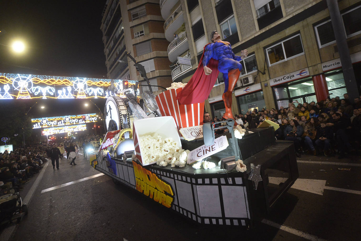 La cabalgata llena la ciudad de luz y sonido en un desfile con el cine como protagonista. 