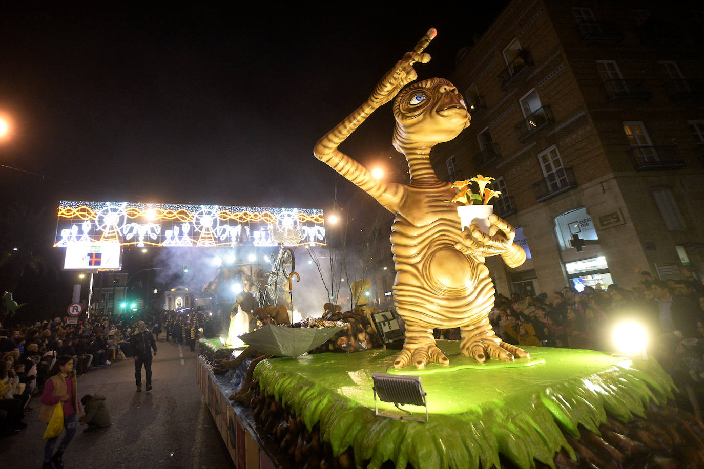 La cabalgata llena la ciudad de luz y sonido en un desfile con el cine como protagonista. 