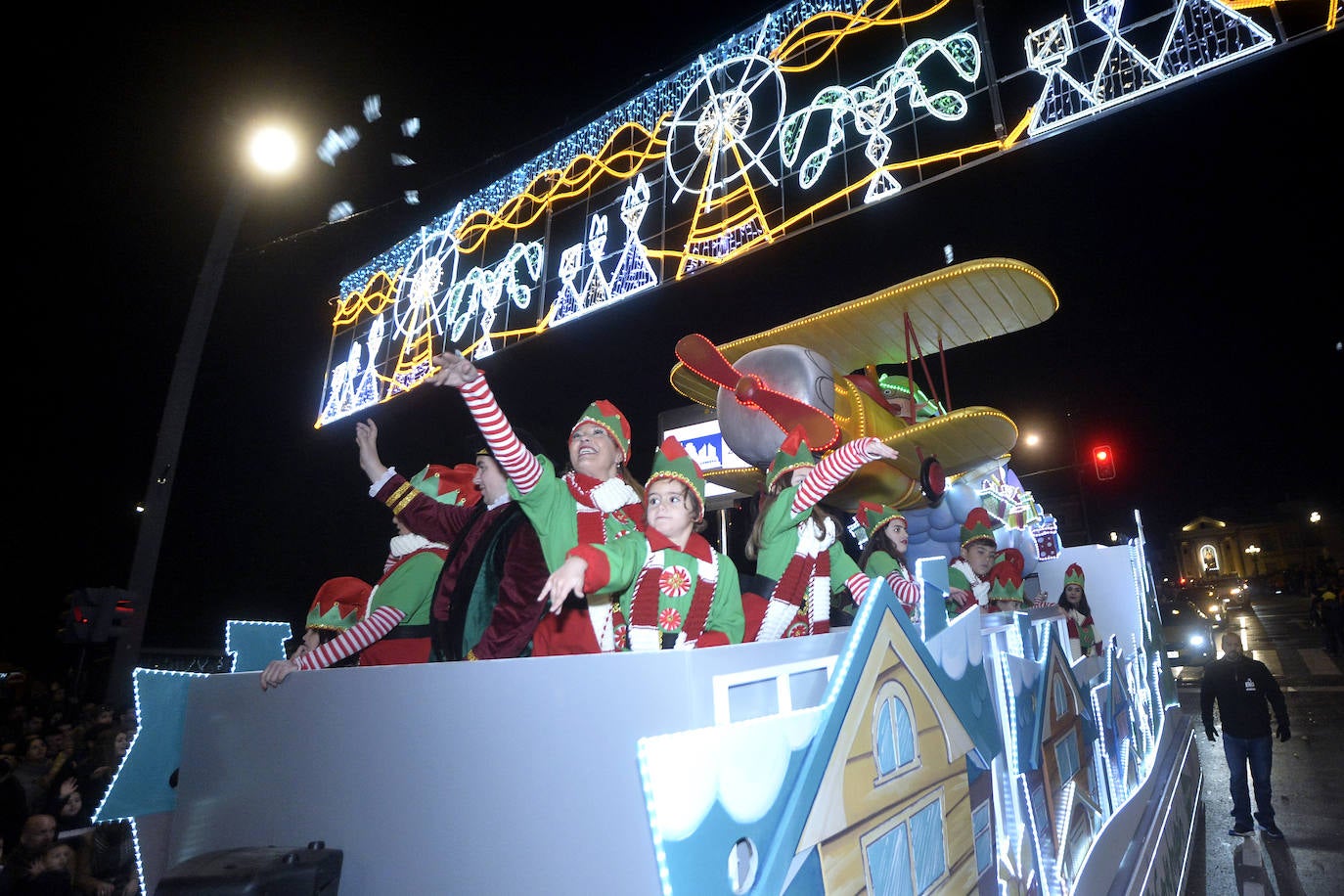 La cabalgata llena la ciudad de luz y sonido en un desfile con el cine como protagonista. 