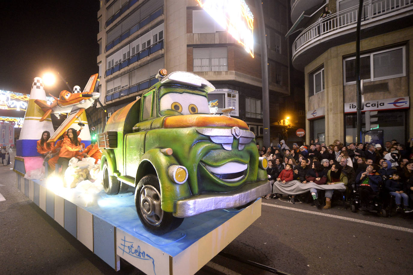 La cabalgata llena la ciudad de luz y sonido en un desfile con el cine como protagonista. 
