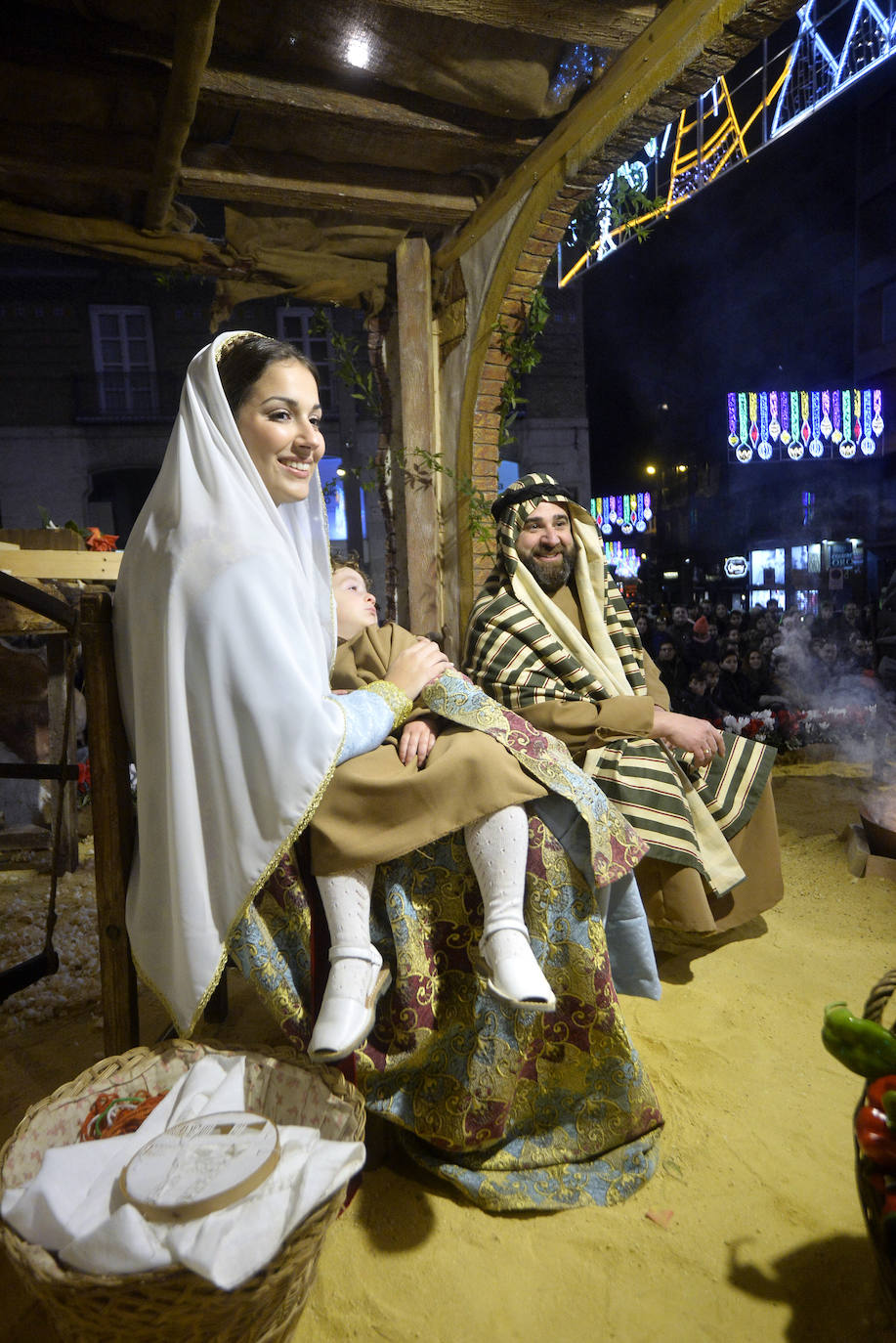 La cabalgata llena la ciudad de luz y sonido en un desfile con el cine como protagonista. 