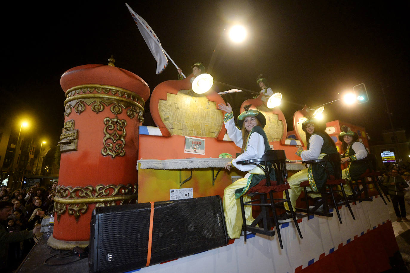 La cabalgata llena la ciudad de luz y sonido en un desfile con el cine como protagonista. 