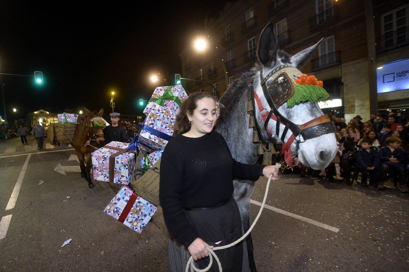 La cabalgata llena la ciudad de luz y sonido en un desfile con el cine como protagonista. 