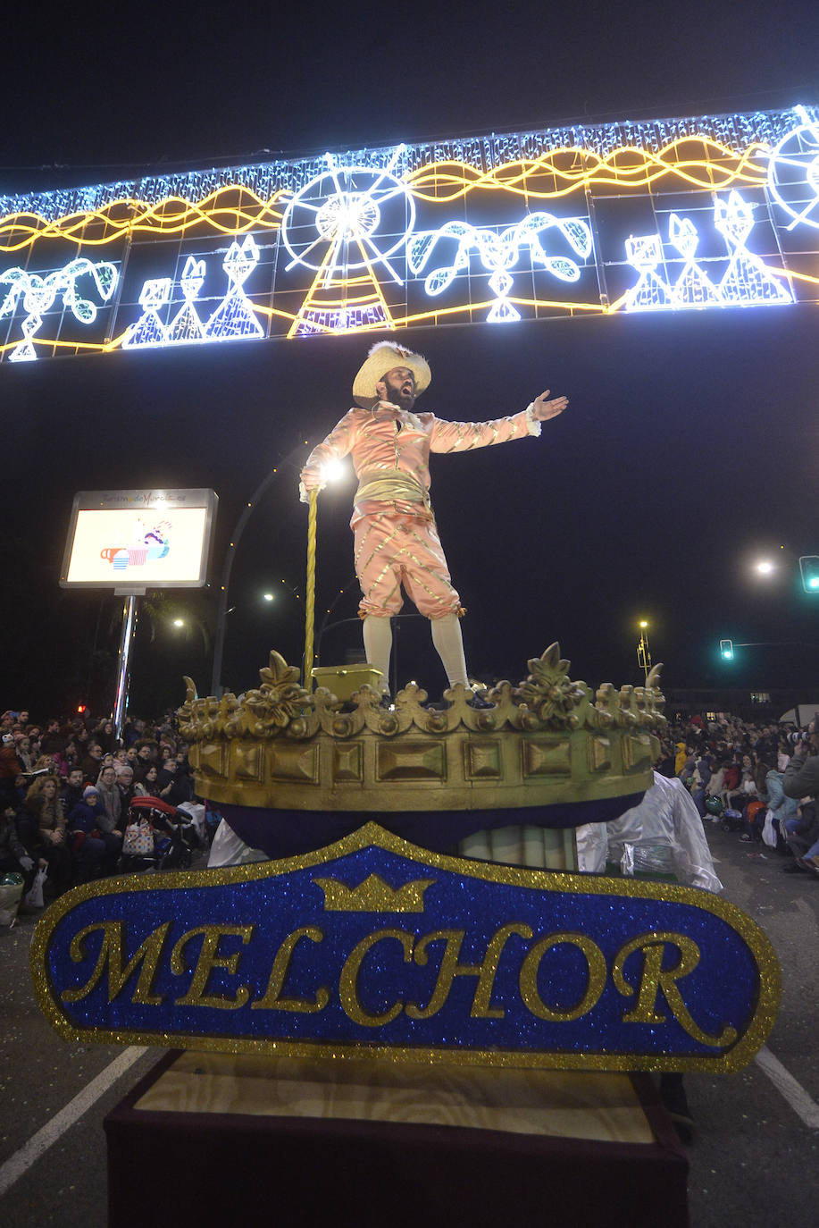 La cabalgata llena la ciudad de luz y sonido en un desfile con el cine como protagonista. 