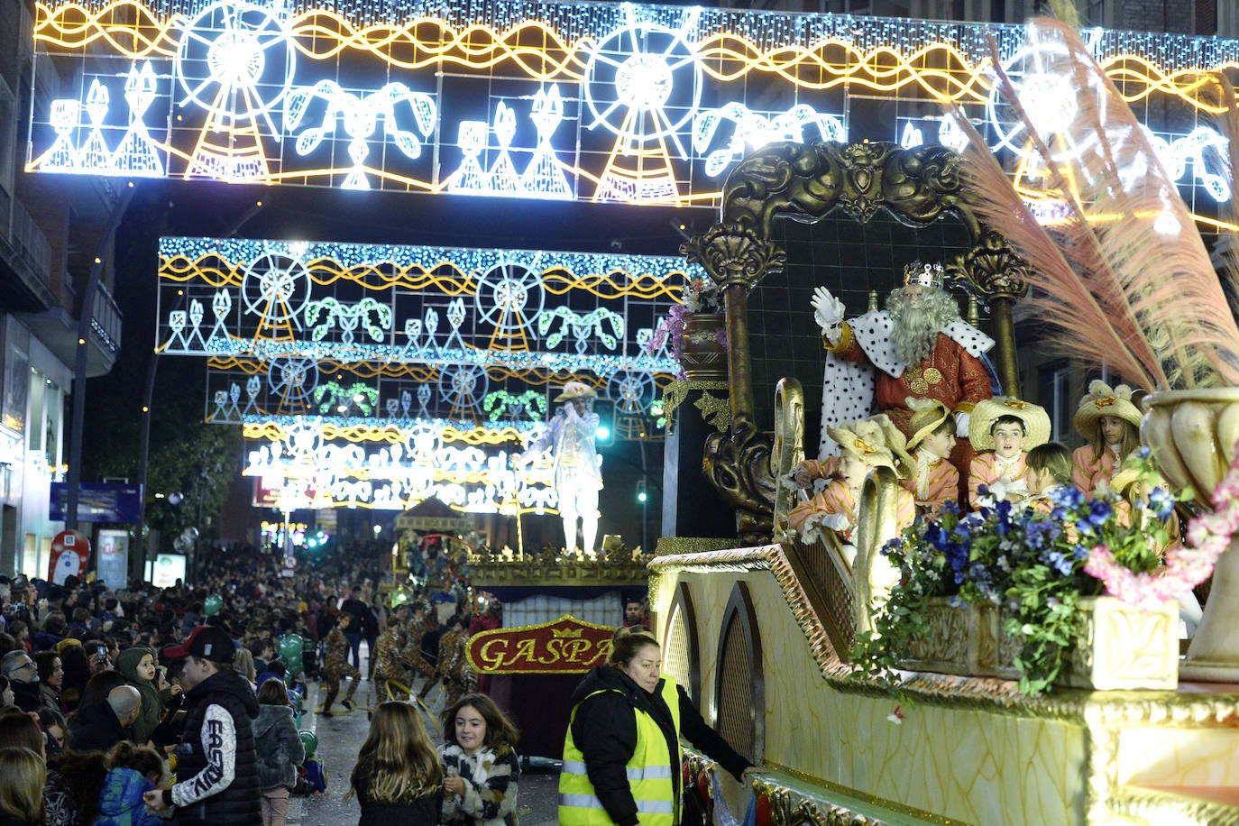La cabalgata llena la ciudad de luz y sonido en un desfile con el cine como protagonista. 