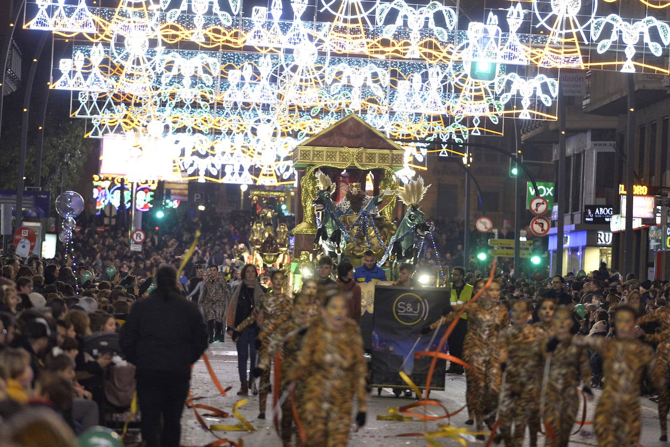 La cabalgata llena la ciudad de luz y sonido en un desfile con el cine como protagonista. 