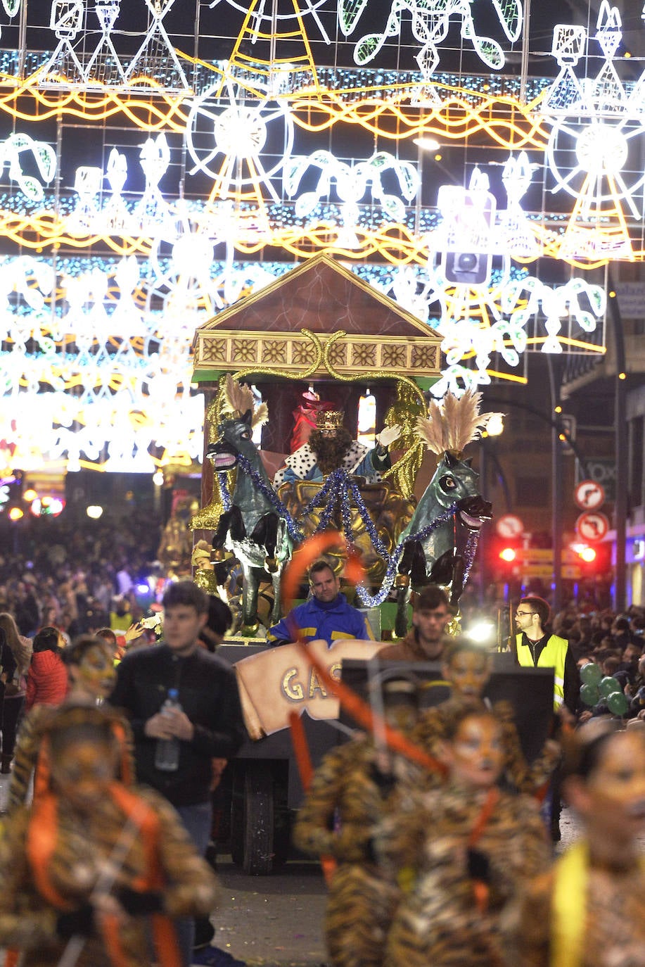 La cabalgata llena la ciudad de luz y sonido en un desfile con el cine como protagonista. 