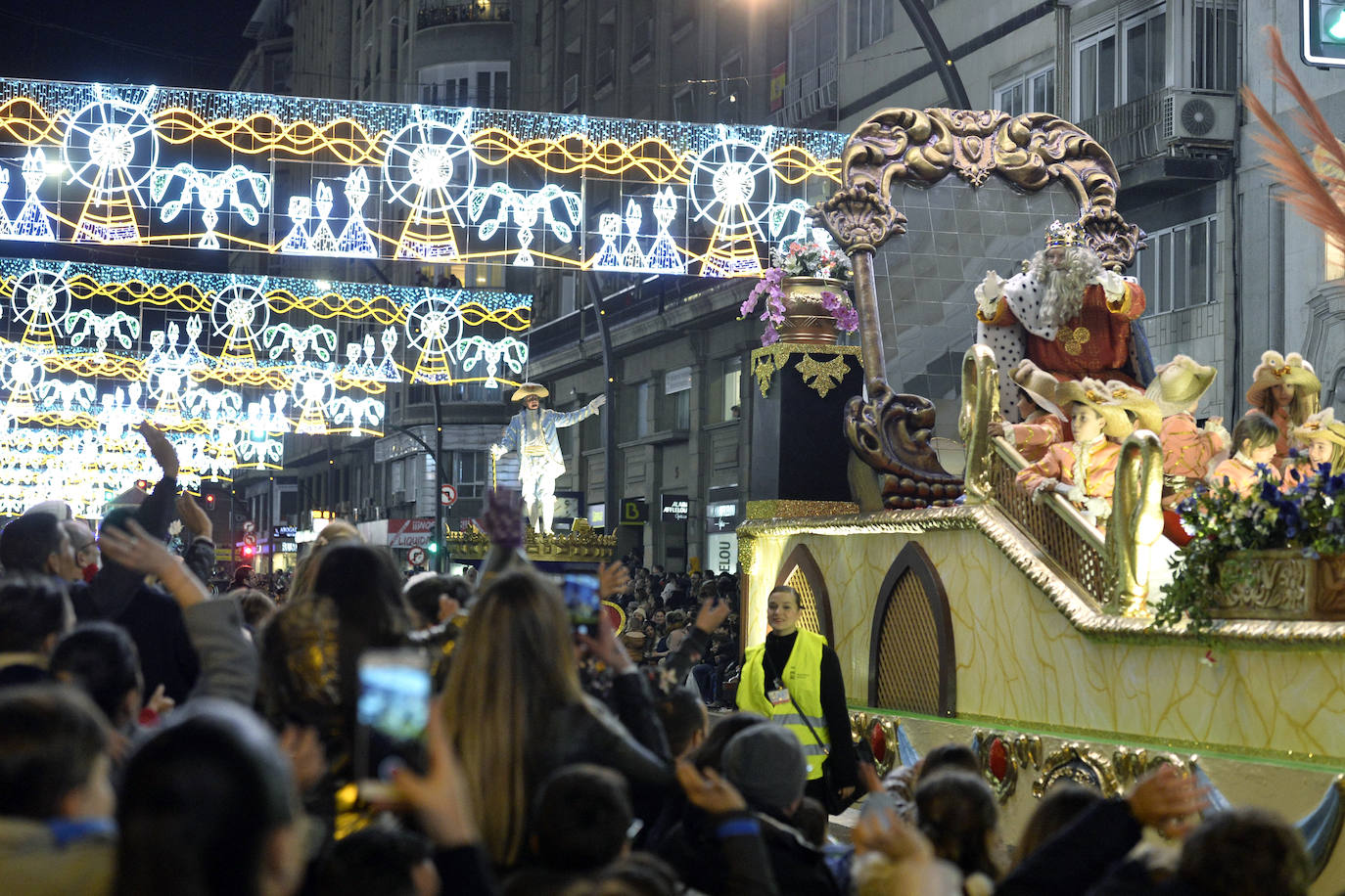 La cabalgata llena la ciudad de luz y sonido en un desfile con el cine como protagonista. 
