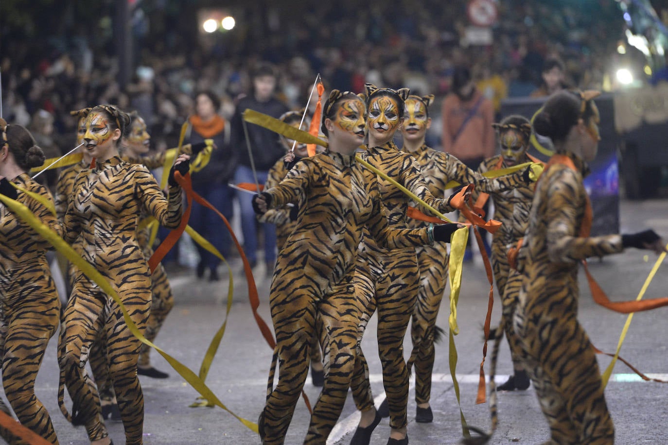 La cabalgata llena la ciudad de luz y sonido en un desfile con el cine como protagonista. 