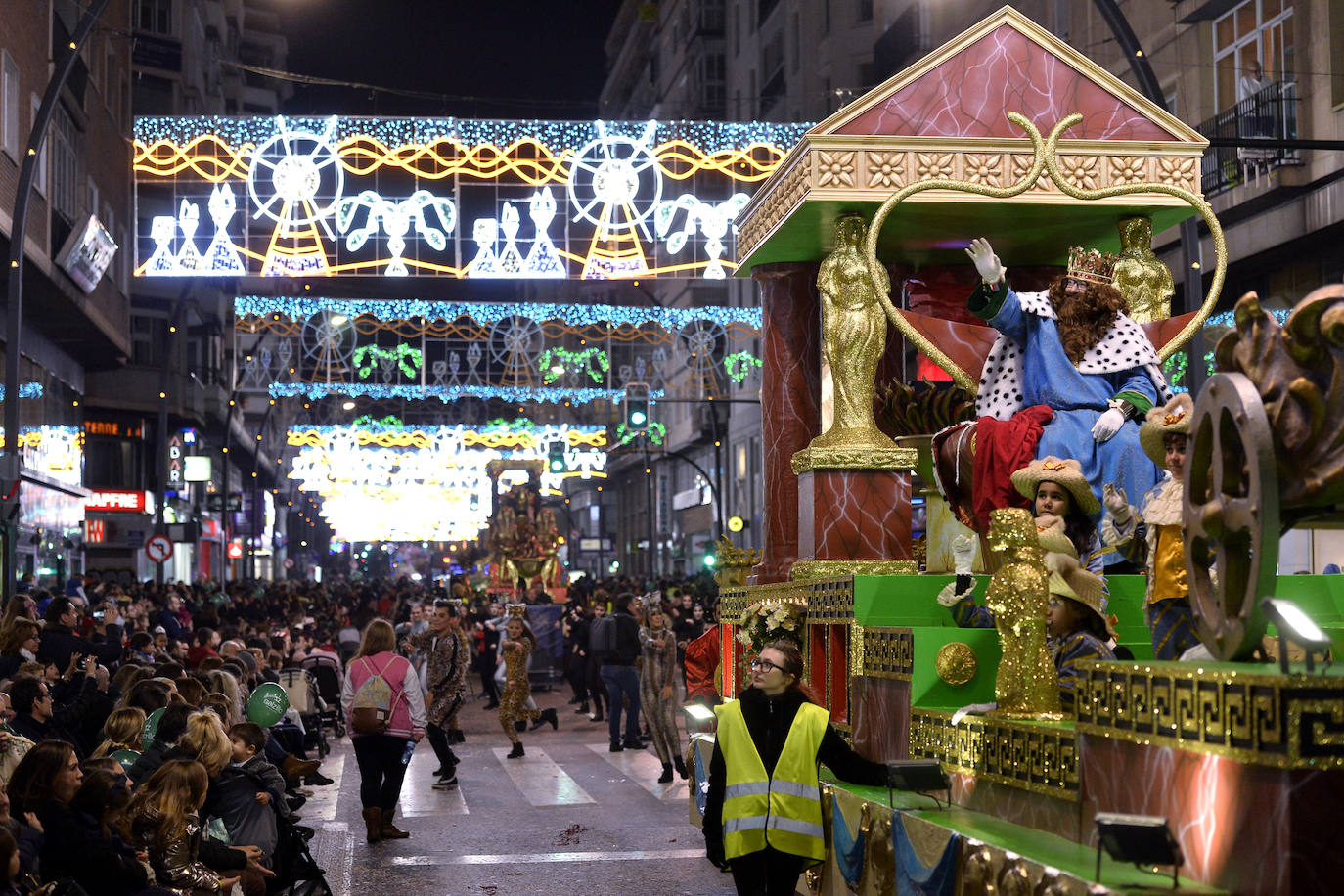 La cabalgata llena la ciudad de luz y sonido en un desfile con el cine como protagonista. 