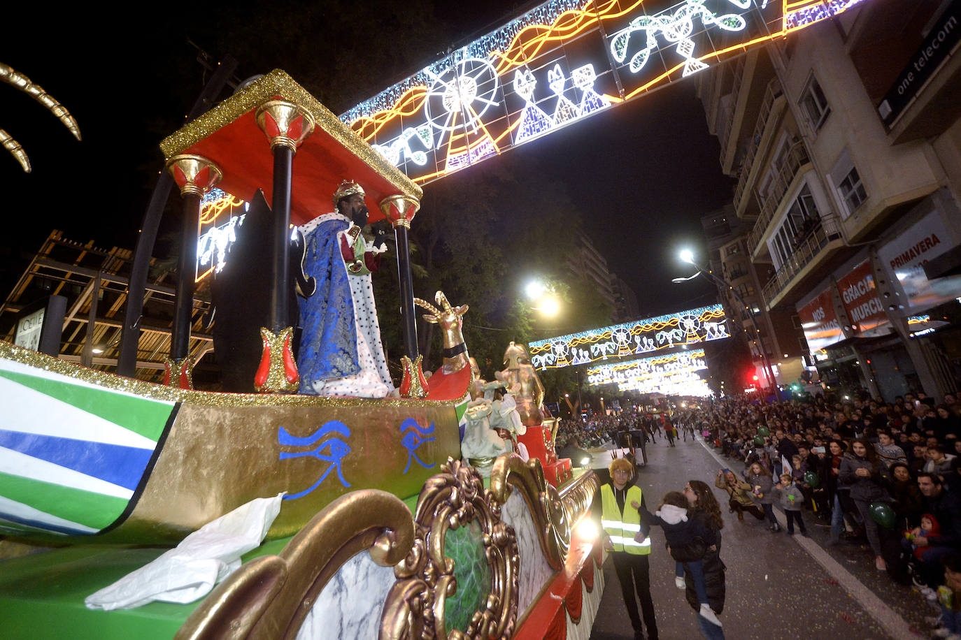 La cabalgata llena la ciudad de luz y sonido en un desfile con el cine como protagonista. 