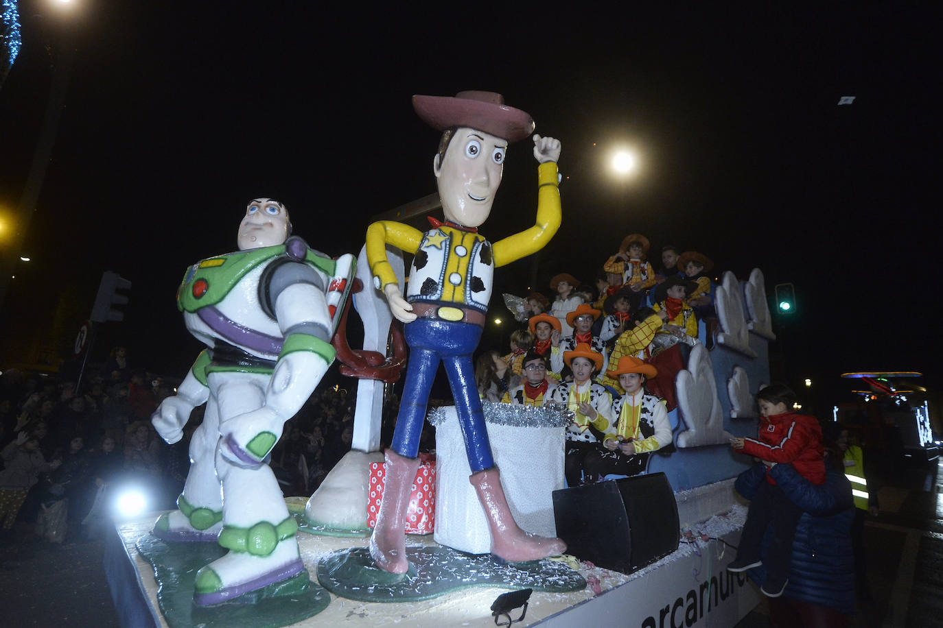 La cabalgata llena la ciudad de luz y sonido en un desfile con el cine como protagonista. 