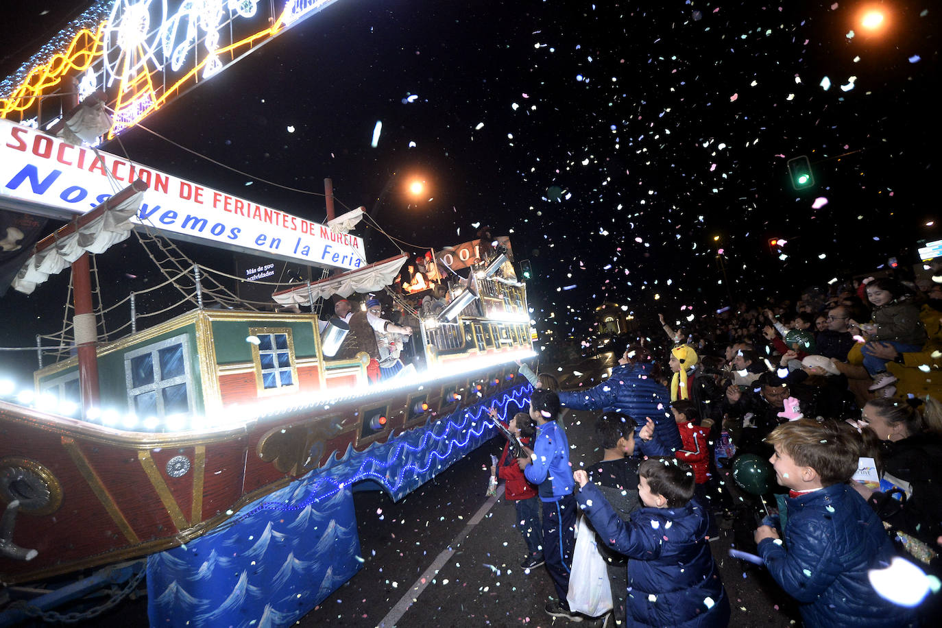 La cabalgata llena la ciudad de luz y sonido en un desfile con el cine como protagonista. 