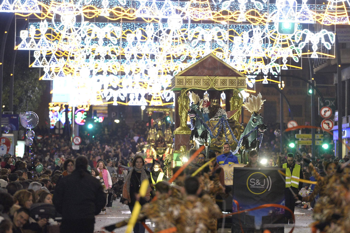 La cabalgata llena la ciudad de luz y sonido en un desfile con el cine como protagonista. 