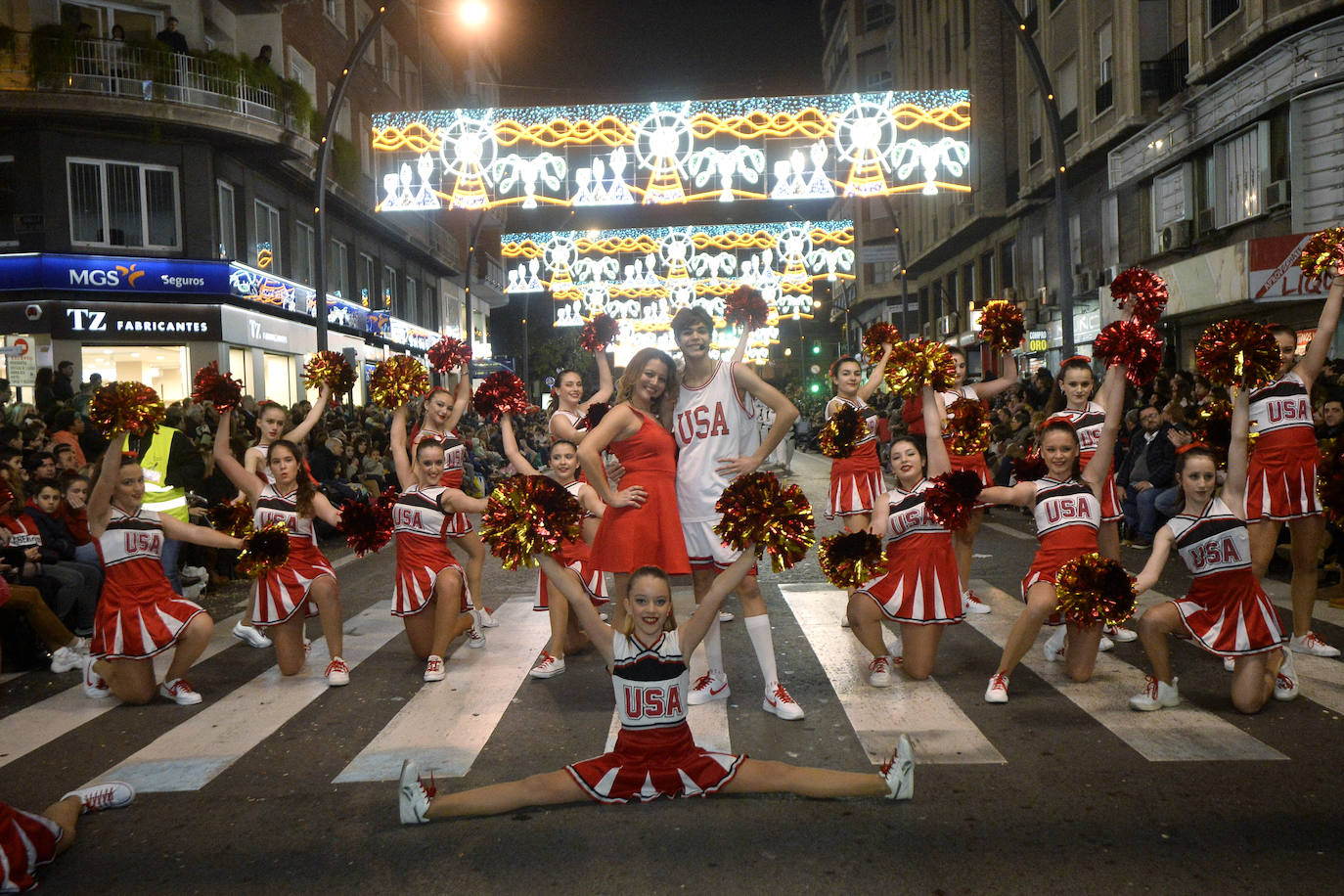 La cabalgata llena la ciudad de luz y sonido en un desfile con el cine como protagonista. 