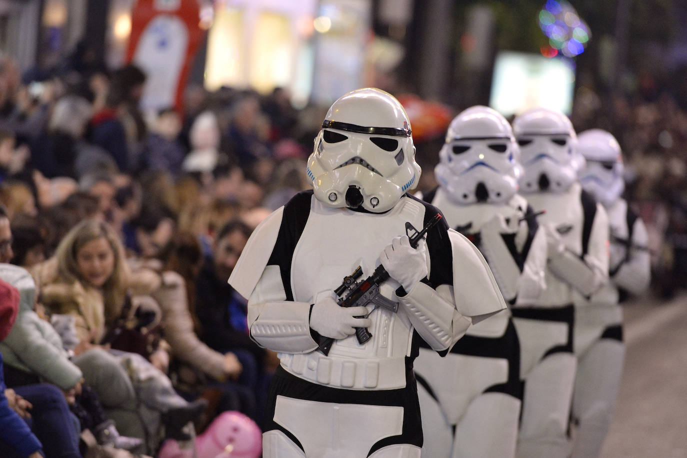 La cabalgata llena la ciudad de luz y sonido en un desfile con el cine como protagonista. 