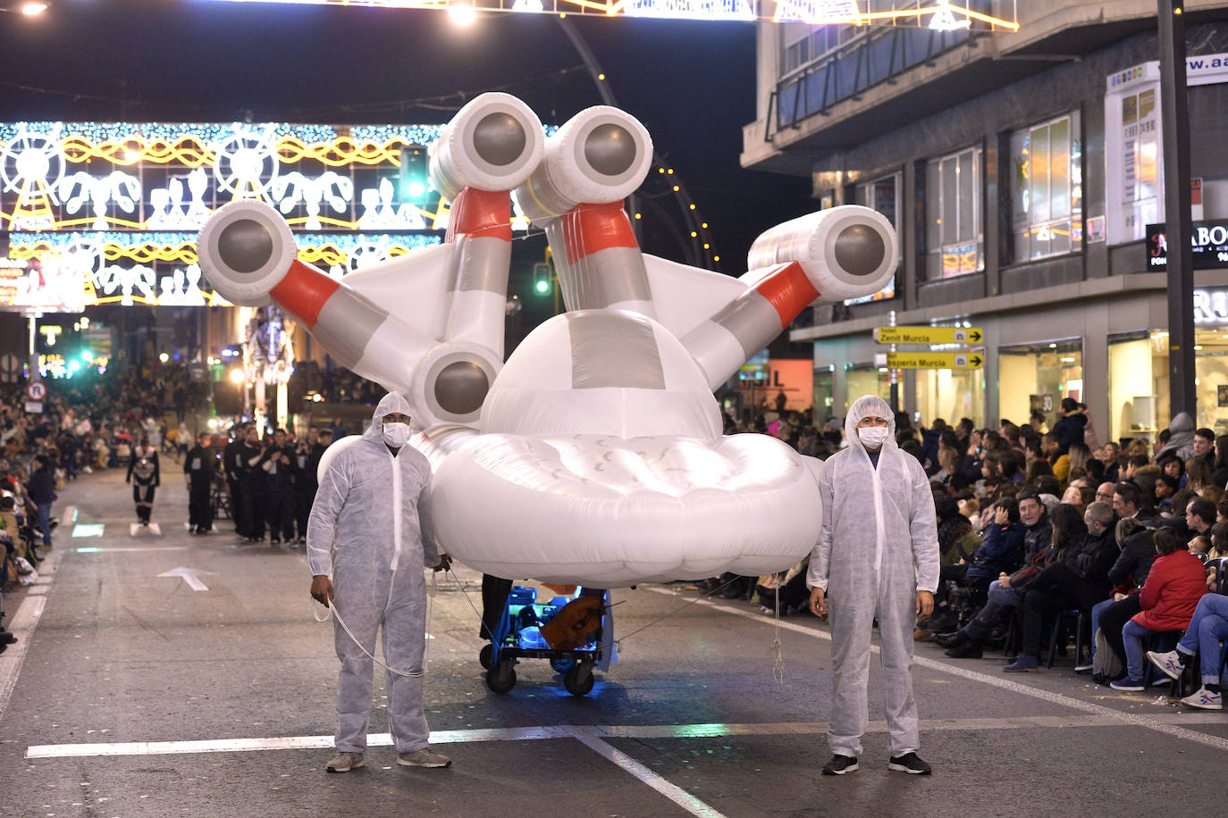 La cabalgata llena la ciudad de luz y sonido en un desfile con el cine como protagonista. 