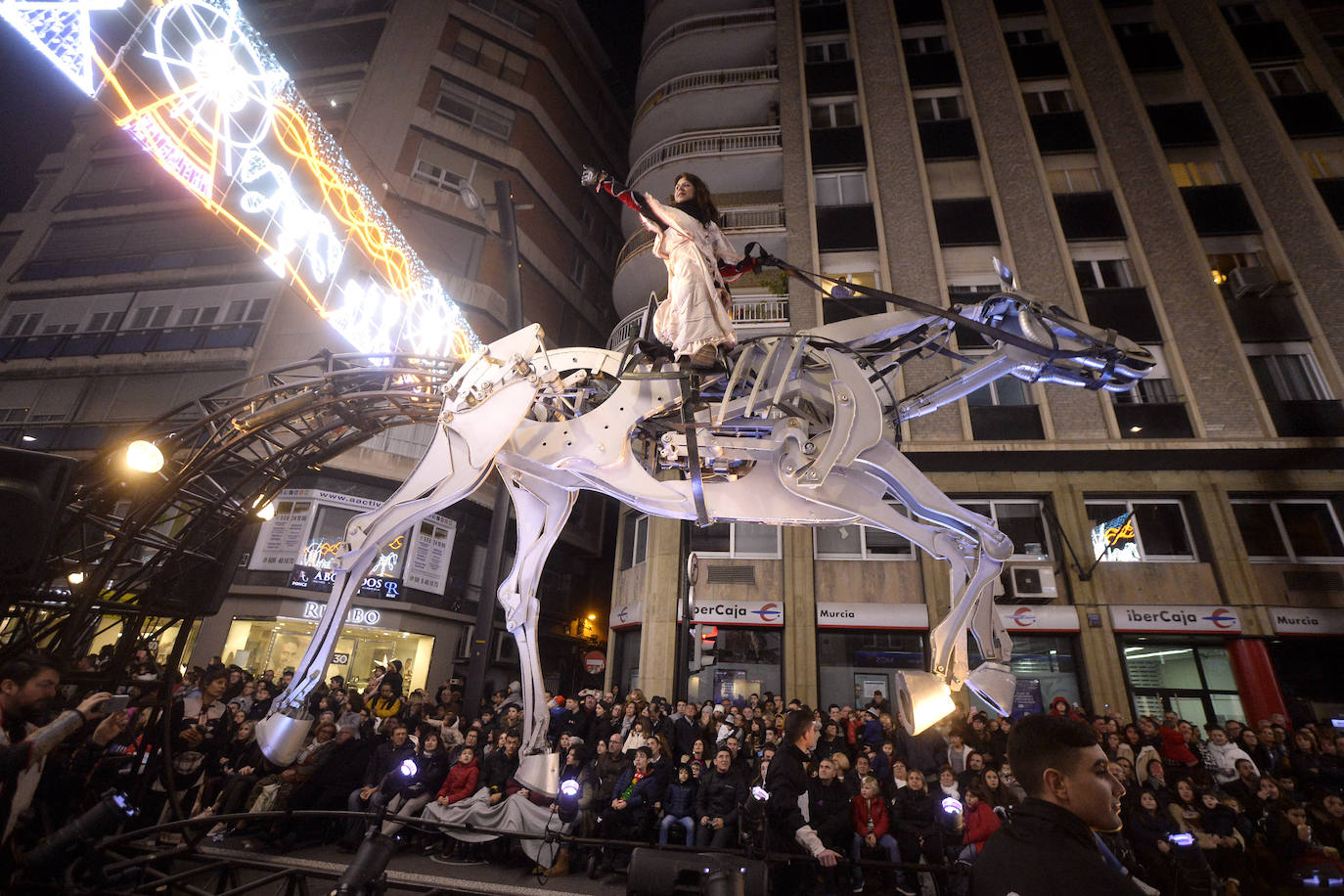 La cabalgata llena la ciudad de luz y sonido en un desfile con el cine como protagonista. 