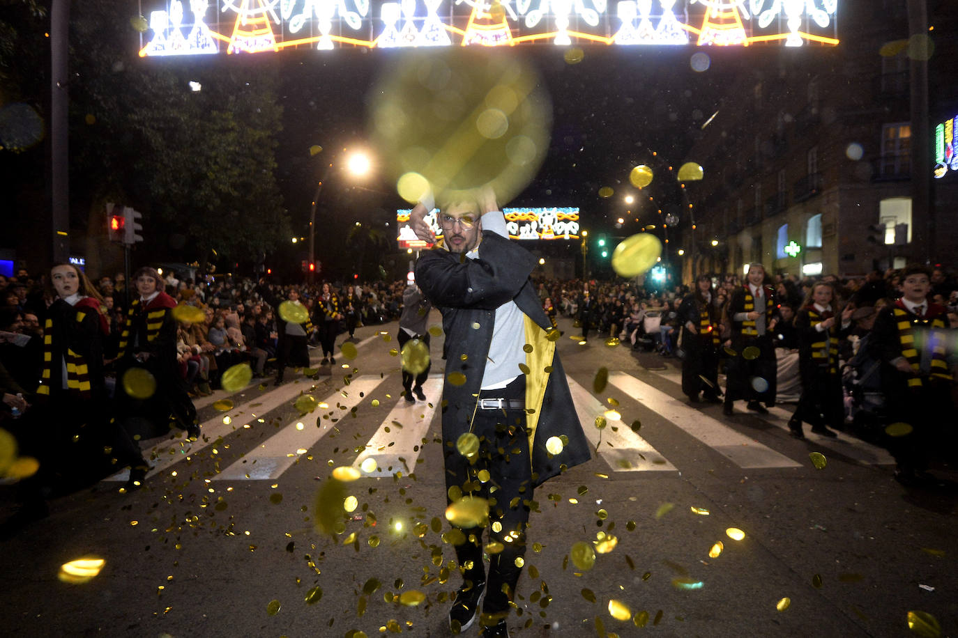 La cabalgata llena la ciudad de luz y sonido en un desfile con el cine como protagonista. 