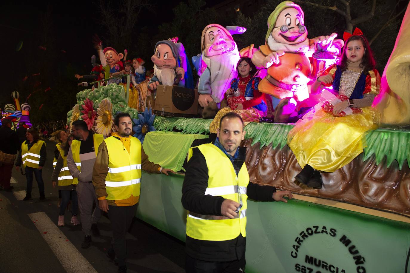 Sus Majestades fueron acogidos por miles de niños en Cartagena. 