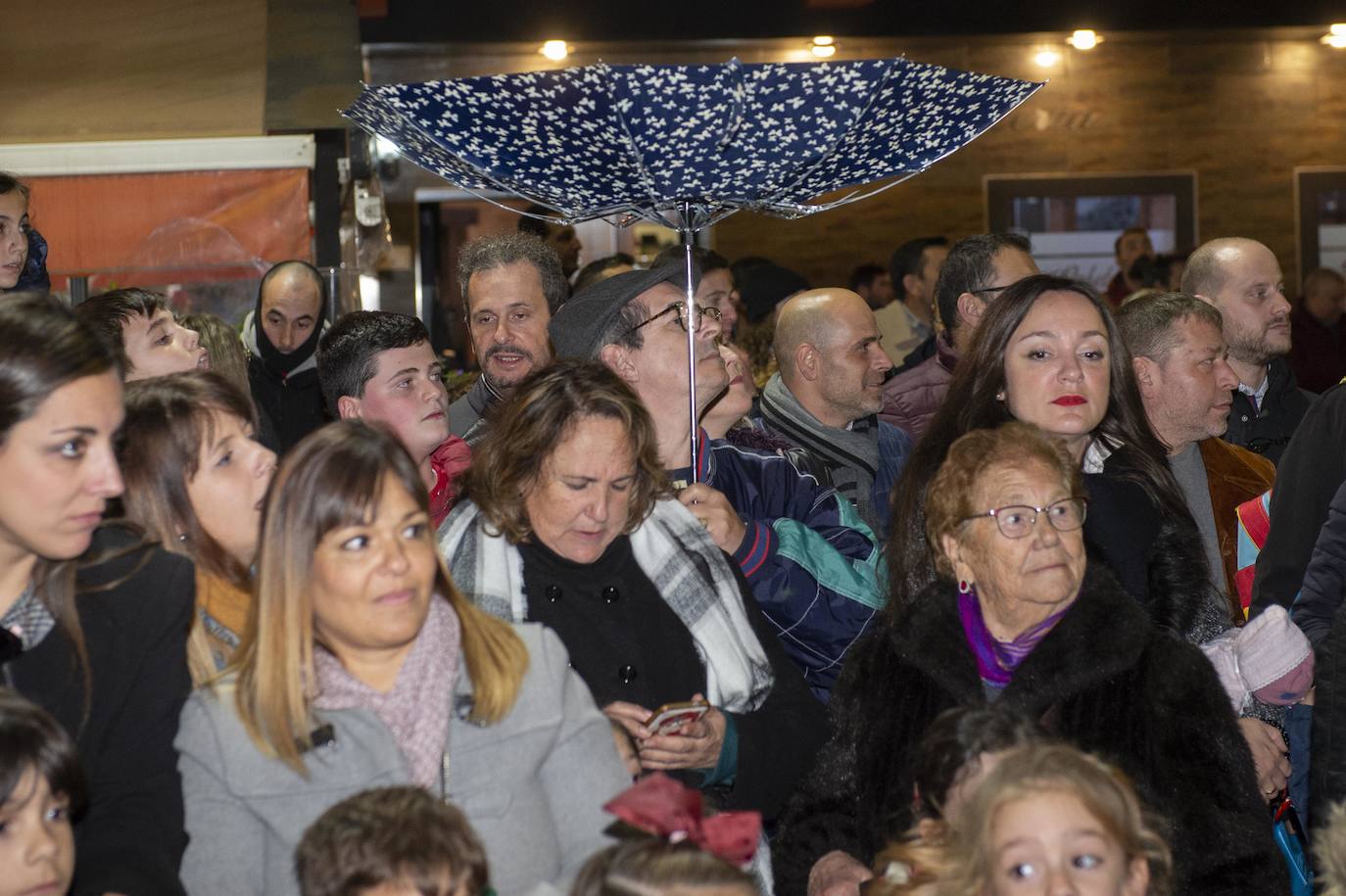 Sus Majestades fueron acogidos por miles de niños en Cartagena. 