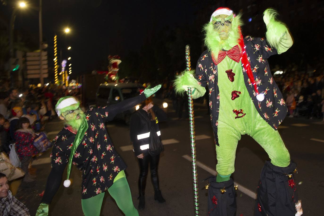 Sus Majestades fueron acogidos por miles de niños en Cartagena. 