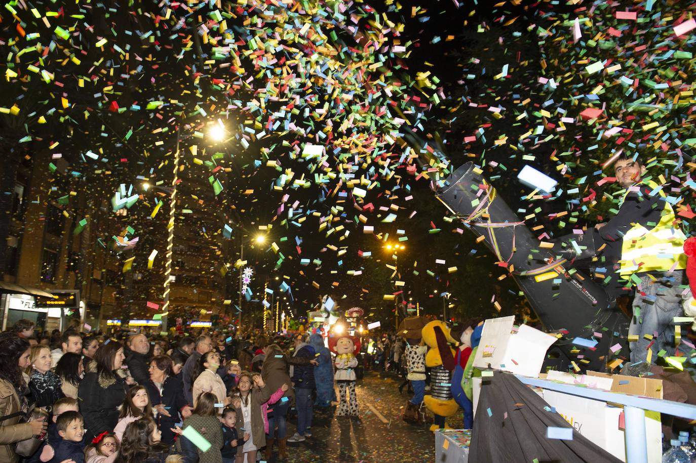Sus Majestades fueron acogidos por miles de niños en Cartagena. 