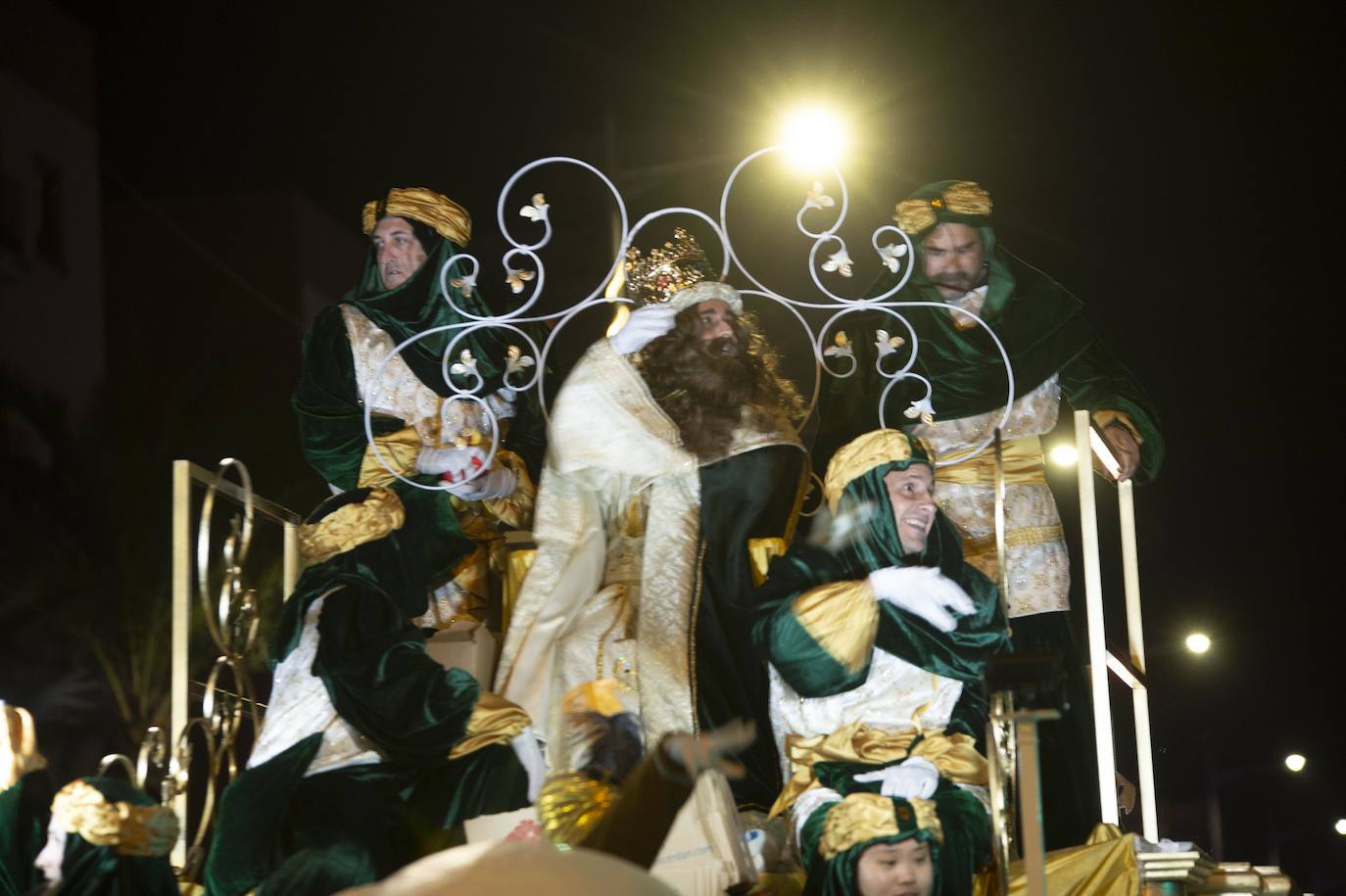 Sus Majestades fueron acogidos por miles de niños en Cartagena. 
