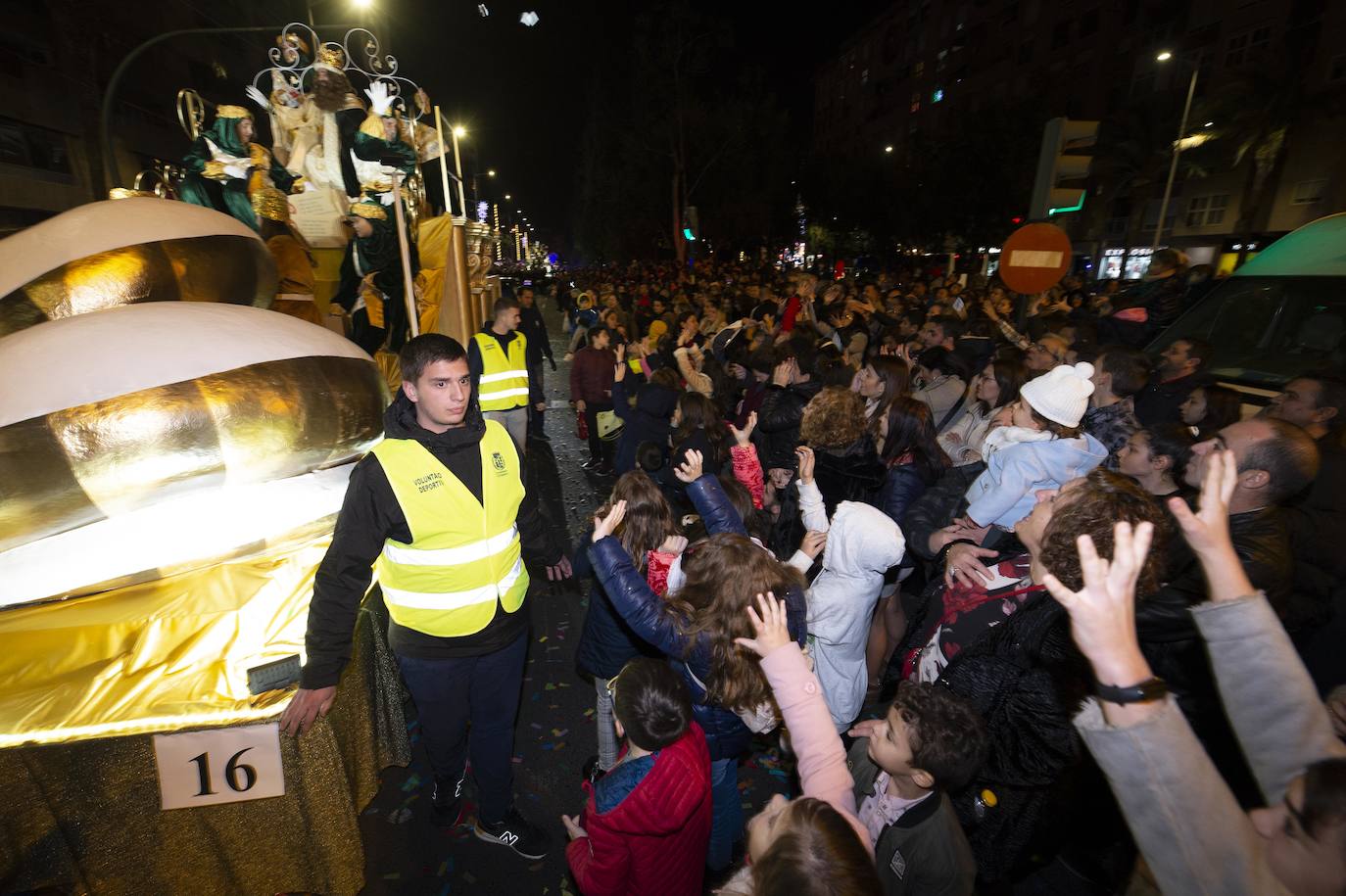 Sus Majestades fueron acogidos por miles de niños en Cartagena. 