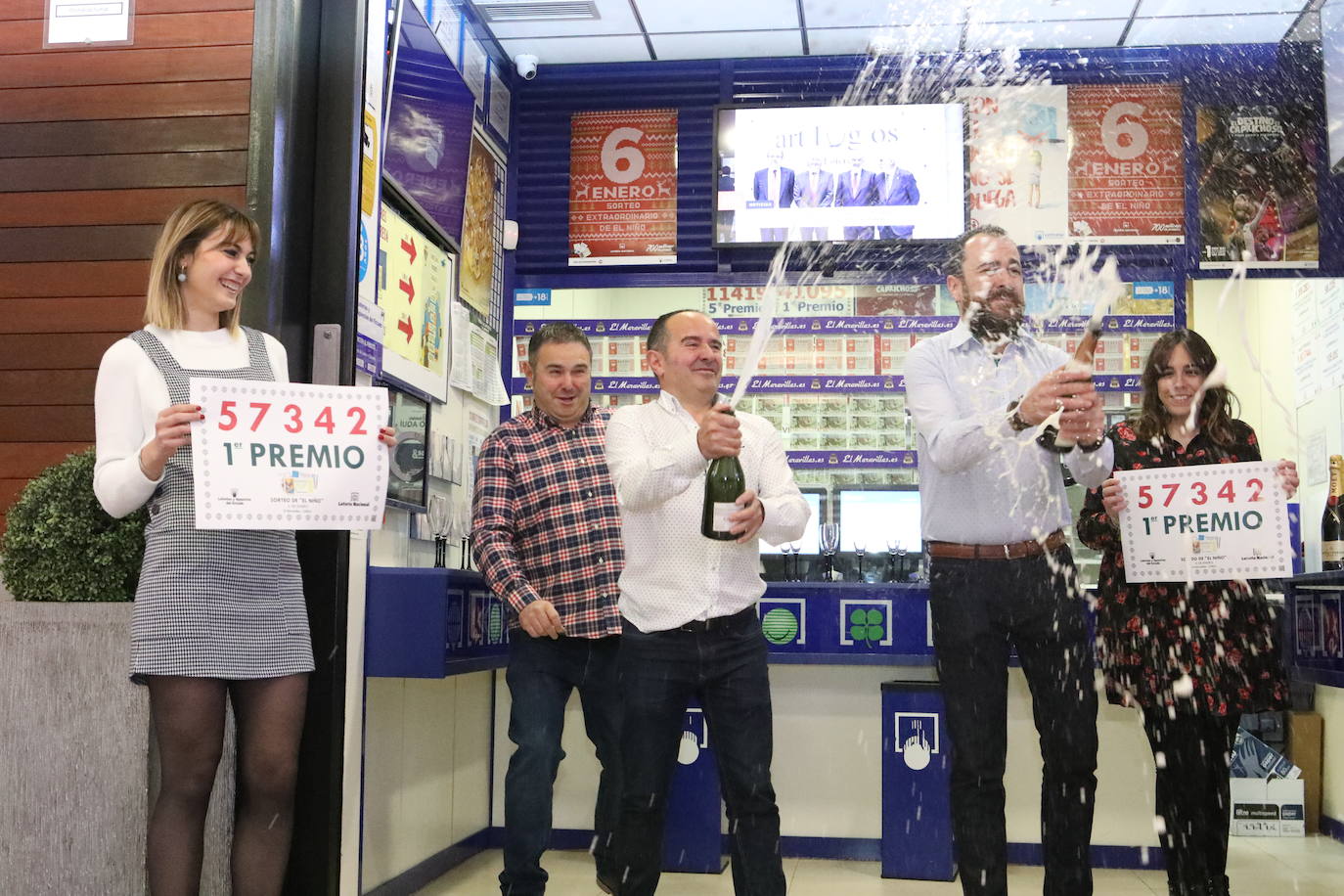 Los trabajadores de la administración de lotería de Lorca celebran el primer premio del Sorteo del Niño